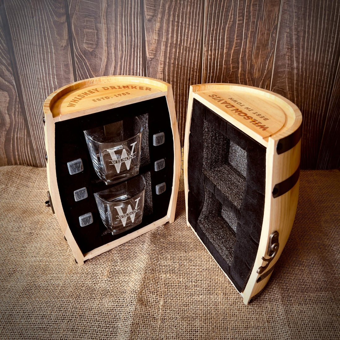 Personalised Wooden Barrel Whiskey Gift Box, 2 Scotch Glasses, 6 Ice Stones | Custom Engraved Whisky Barware Set for Dad, Groomsmen, Bestmen