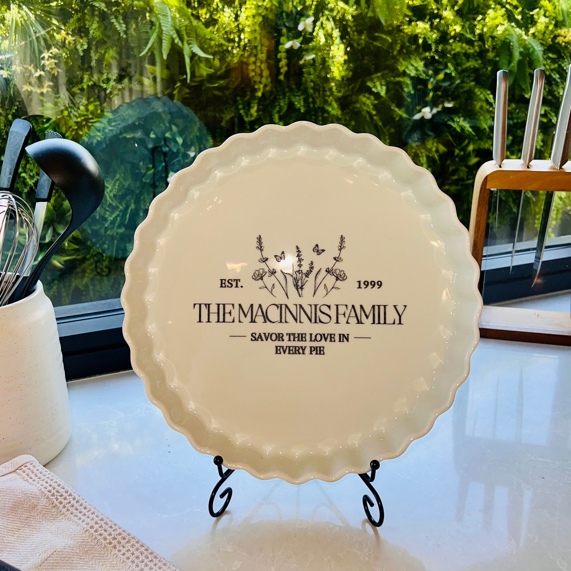 Custom Engraved Round White Porcelain Baking Tray, Personalised Pie Dish Quiches Tart, Kitchen Keepsake, Housewarming Grandma Christmas Gift