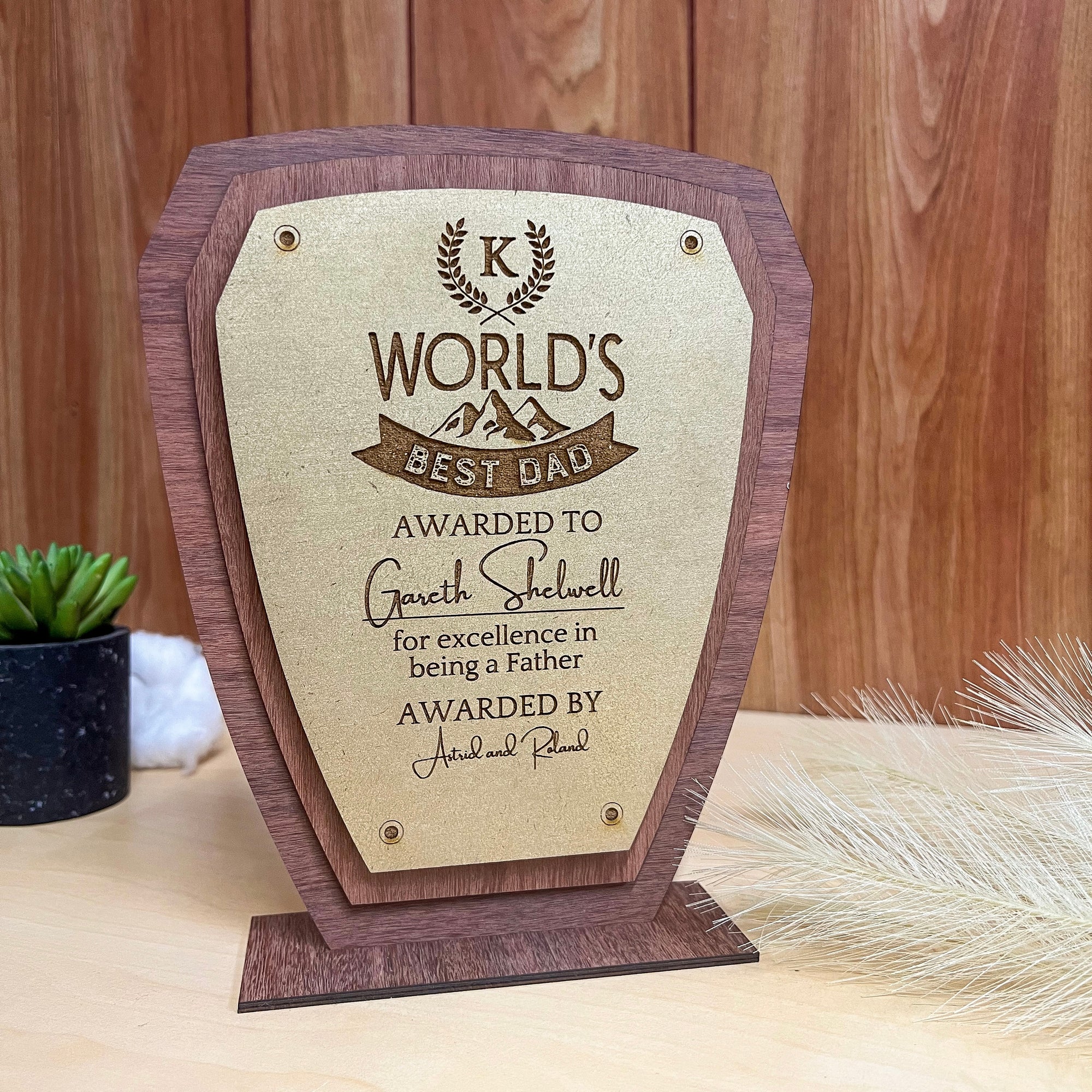 Personalised Number One Daddy Wooden Trophy Award, Engraved World Greatest Grandpa Shield, Custom Logo Keepsake Gifts Best Dad, Father Crest