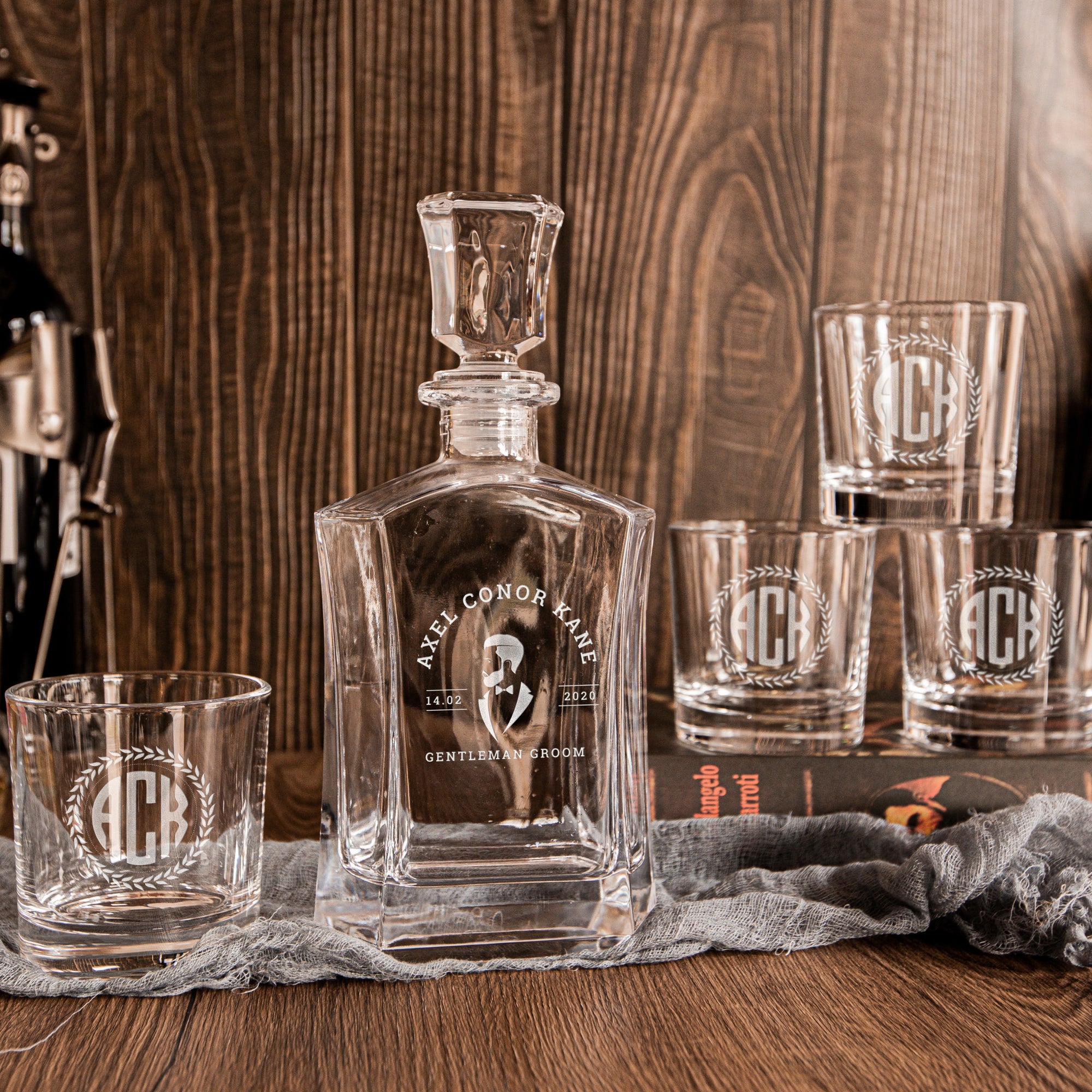 Engraved Whiskey Decanter Set &amp; 4 Scotch Glasses, Bourbon Carafe, Personalised Custom Premium Whisky/Brandy Birthday, Groomsmen, Barware Gift for Dad/ Him