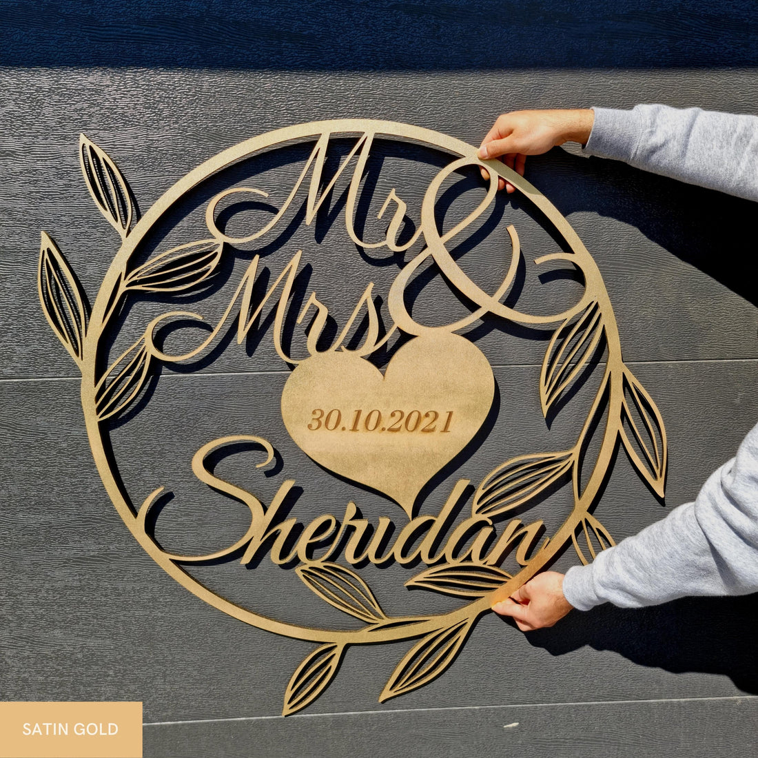 wedding-anniversary-mr&mrs-couple-name-sign-hoop-custom-laser-cut-engraved-round-circle-wooden-party-photo-drop-event-decor