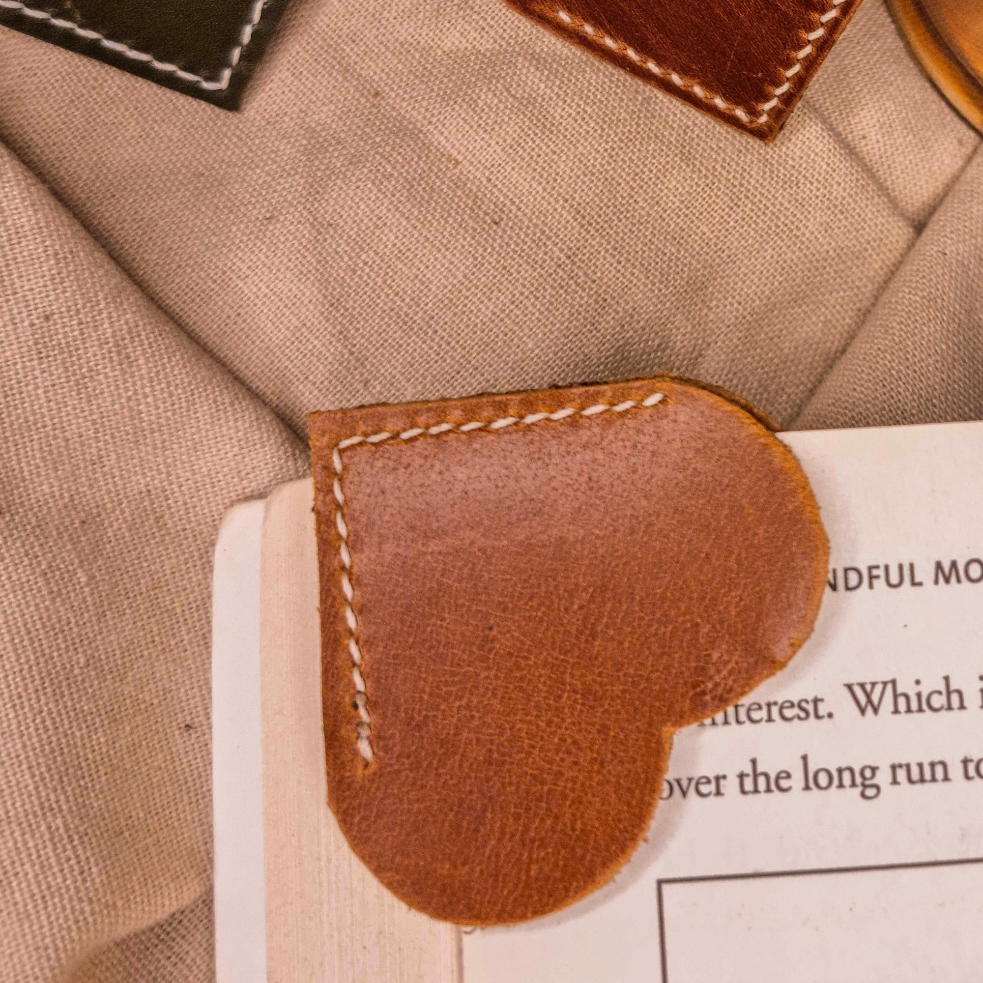 Personalised Cowhide Leather Round Heart Bookmark/ Monogram Custom Laser Engraved/ Gift for Him &amp; Her/ Father/ Birthday/ Mum/ Book Lovers